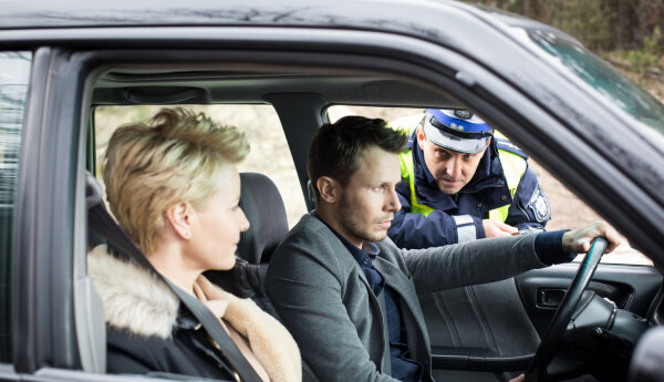 Policja zatrzymuje Jacka i Monikę
